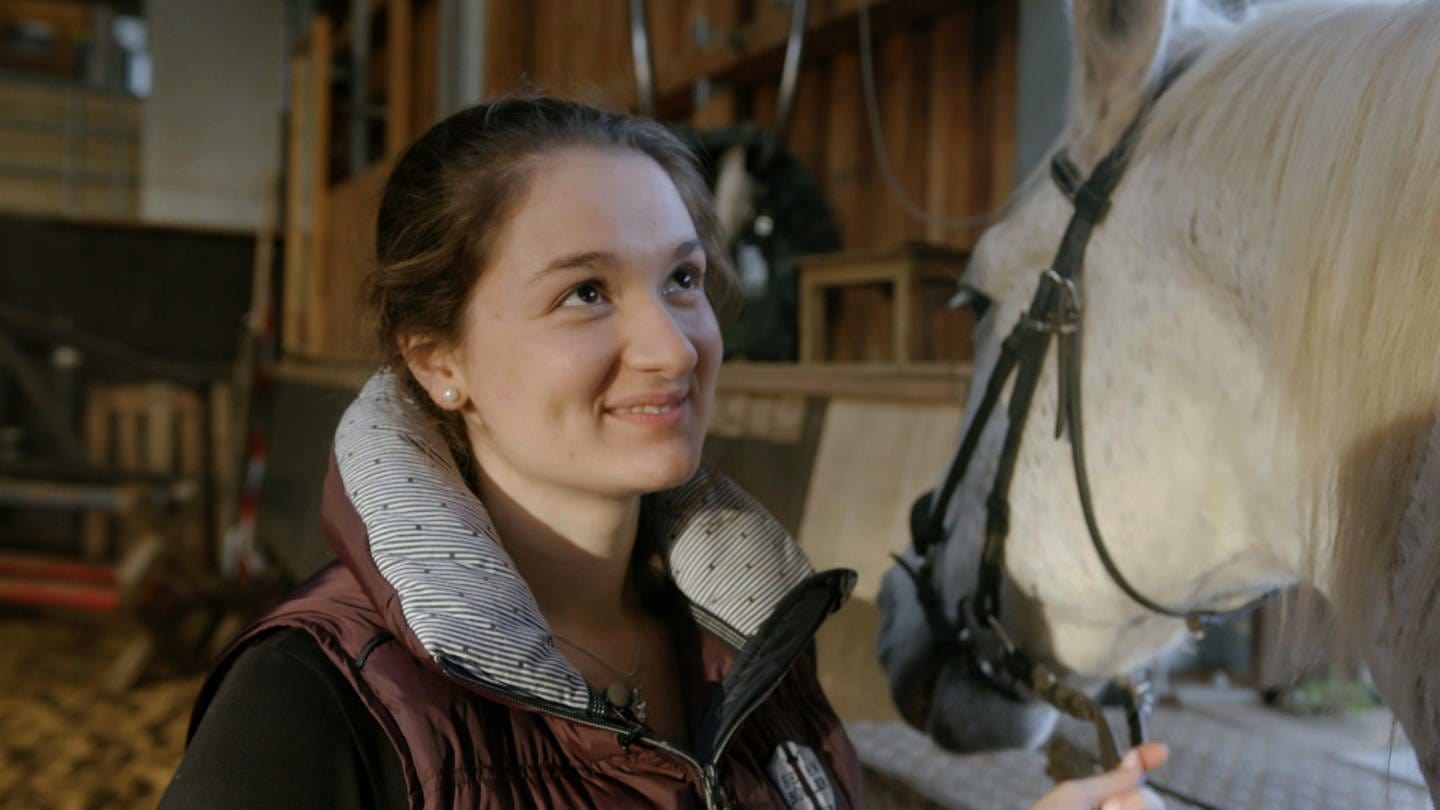Kassandra hält ein Pferd am Halfter (Foto: SWR)