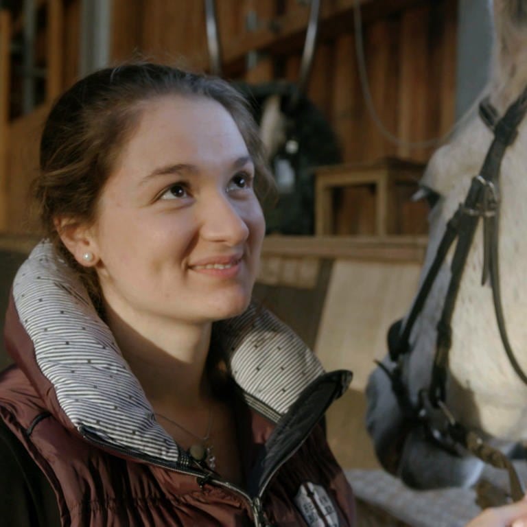Kassandra hält ein Pferd am Halfter (Foto: SWR)