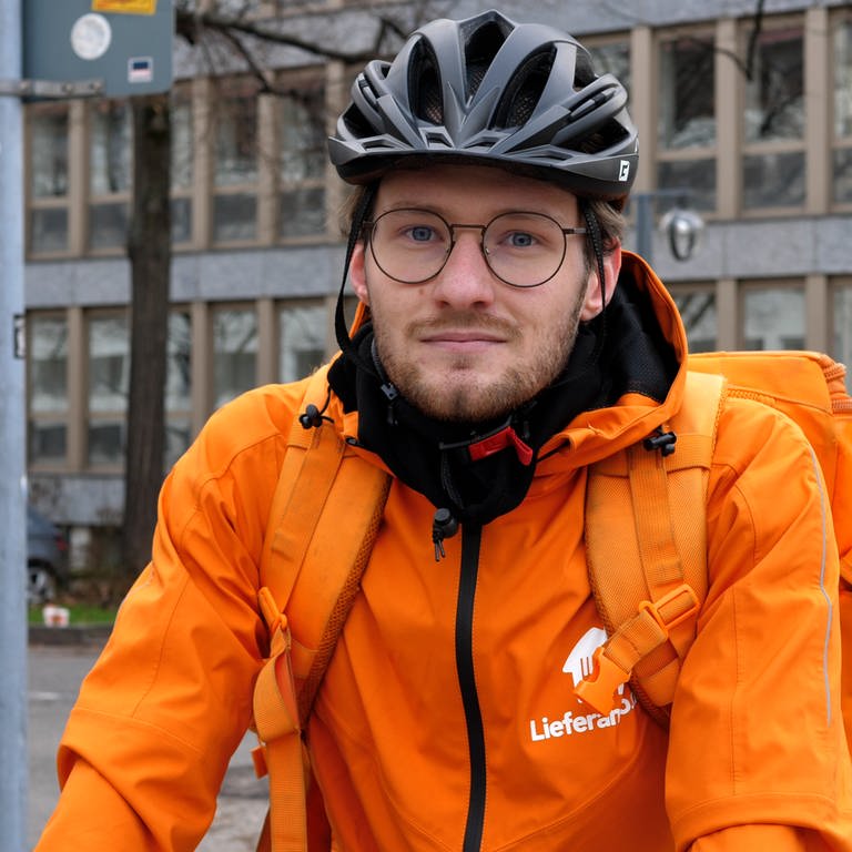 Fahrradkurier in orangener Jacke vom Lieferdienst Lieferando (Foto: SWR)