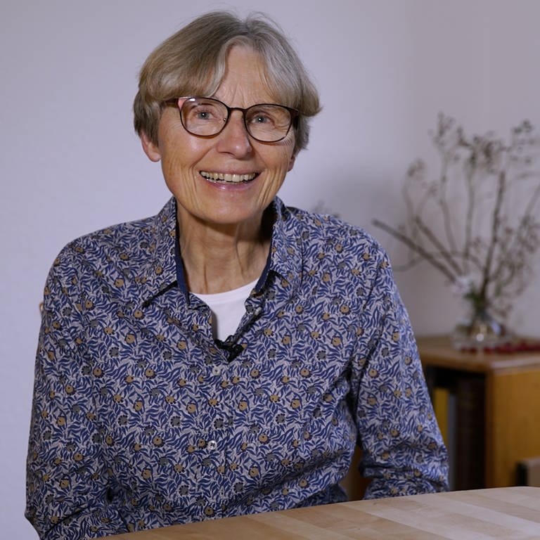 Ältere Dame sitzt an einem Tisch (Foto: SWR)