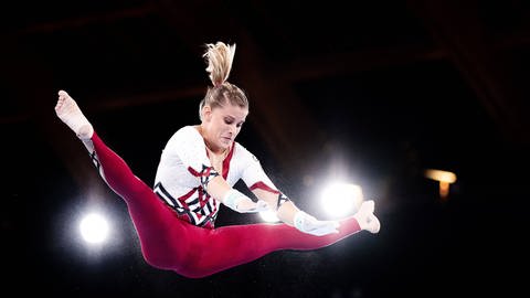 Elisabeth Seitz beim Turnen - sie schwebt im Spagat in der Luft bei den Olympischen Spielen in Tokio. (Foto: IMAGO, Bildbryan)