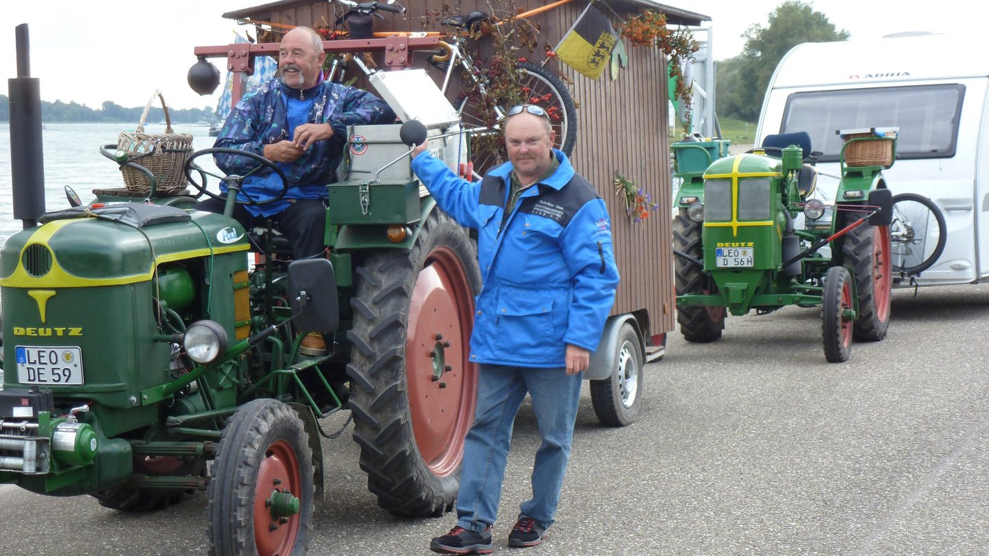 Zwei Männer stehen an einem Traktor (Foto: privat)