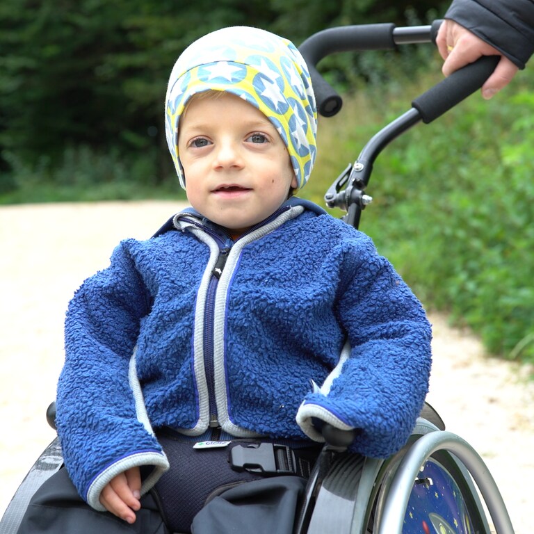 Junge sitzt im Rollstuhl, der die Glasknochenkrankheit hat (Foto: SWR)