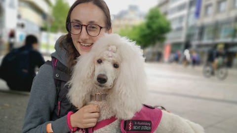 Frau mit Hund in Fußgängerzone (Foto: SWR)
