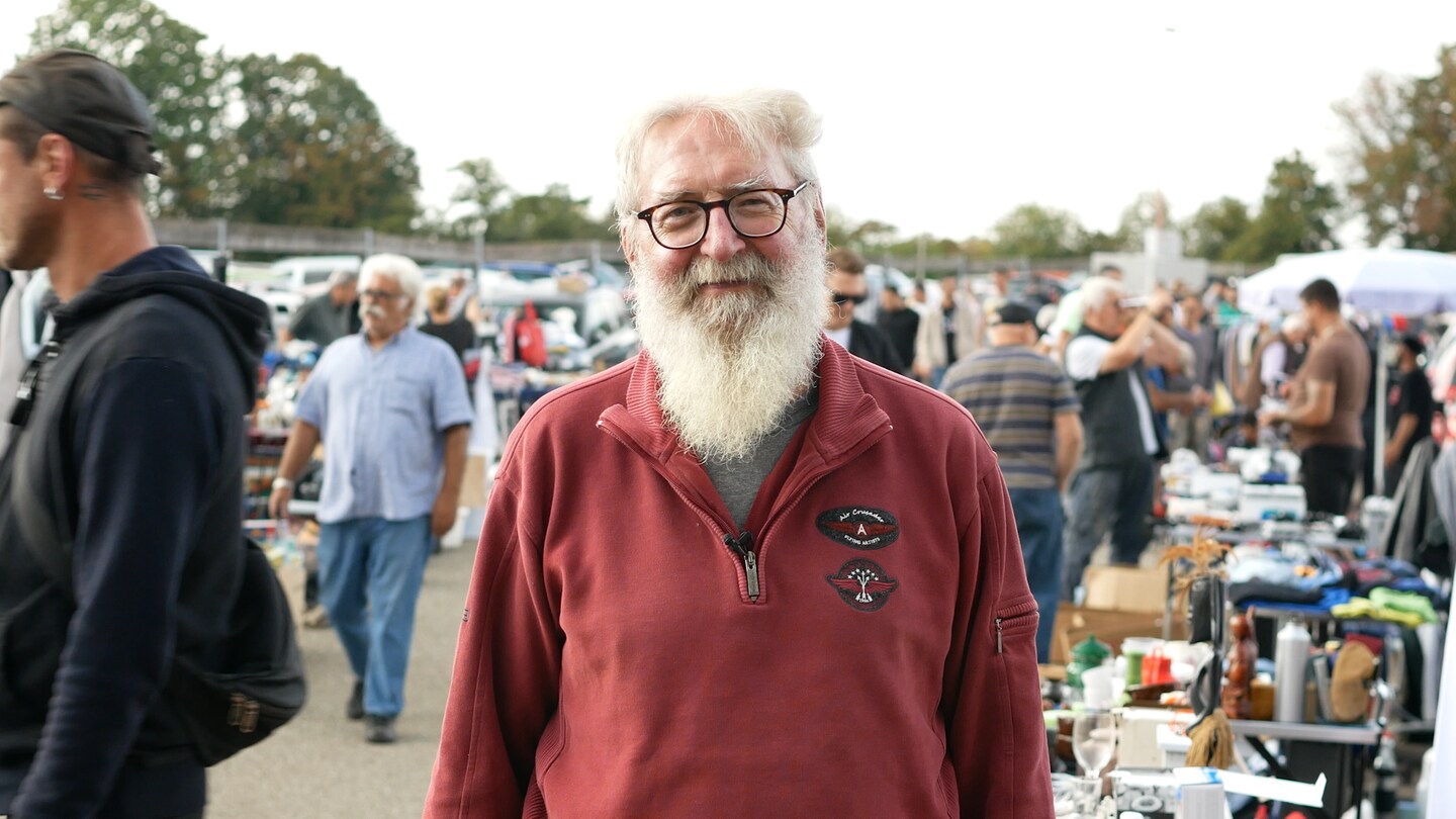 Mann steht auf einem Flohmarkt (Foto: SWR)