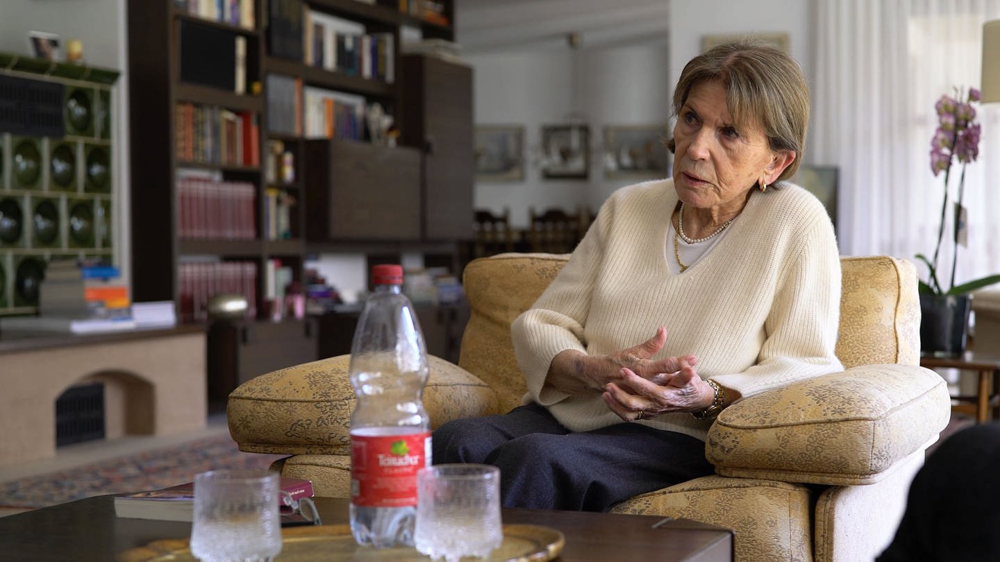 Ruth ist 95 Jahre alt und Zeitzeugin des Zweiten Weltkriegs. SWR Heimat hat sie zu Hause besucht und sie erzählt von ihren Erlebnissen während dem Krieg. Sie sitzt auf dem Sofa in ihrem Wohnzimmer. (Foto: SWR)
