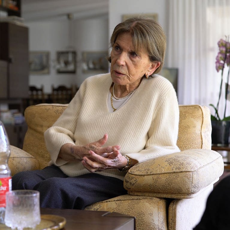 Ruth ist 95 Jahre alt und Zeitzeugin des Zweiten Weltkriegs. SWR Heimat hat sie zu Hause besucht und sie erzählt von ihren Erlebnissen während dem Krieg. Sie sitzt auf dem Sofa in ihrem Wohnzimmer. (Foto: SWR)