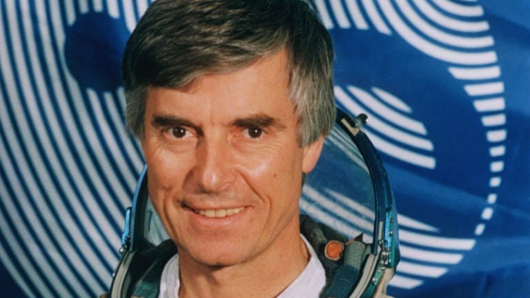 Der ehemalige ESA-Astronaut Ulf Merbold in seinem Astronautenanzug.