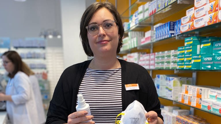 Julia, Apothekeninhaberin in Stuttgart: "Man muss sich bewusst sein, dass man schwerkranke Menschen einem Risiko aussetzt, indem man ihnen das Desinfektionsmittel wegkauft, obwohl man es nicht braucht."