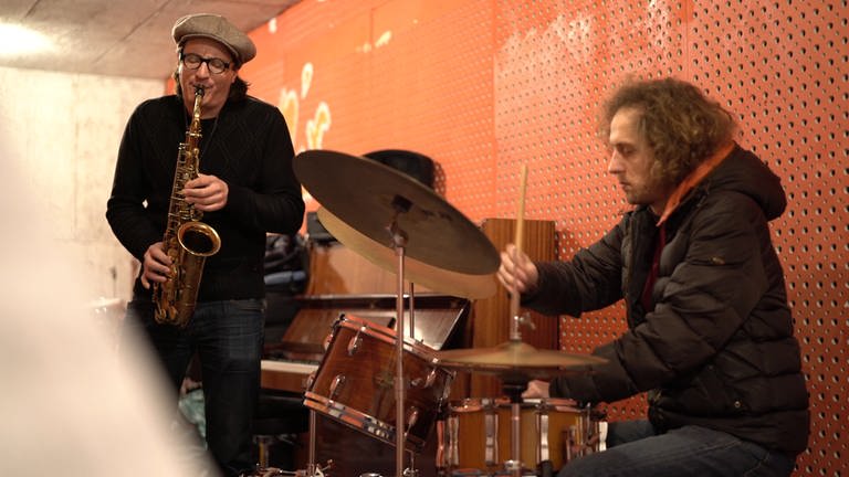 Magnus Mehl am Saxophon und Ferenc Mehl am Schlagzeug (Foto: SWR)