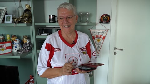 Angelika Brendle trägt ein VfB Stuttgart Trikot (Foto: SWR)