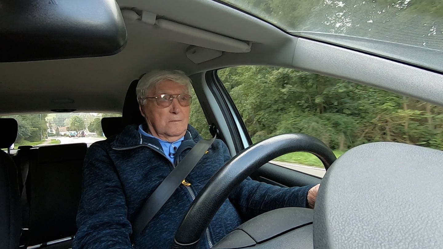 99-jähriger Senior sitzt am Steuer eines Autos (Foto: SWR)