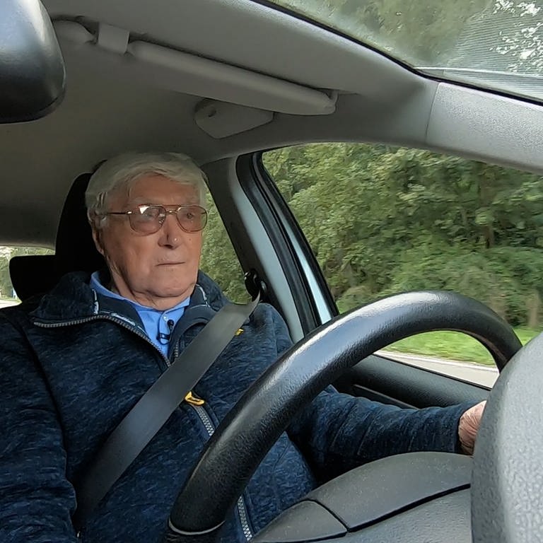 99-jähriger Senior sitzt am Steuer eines Autos (Foto: SWR)