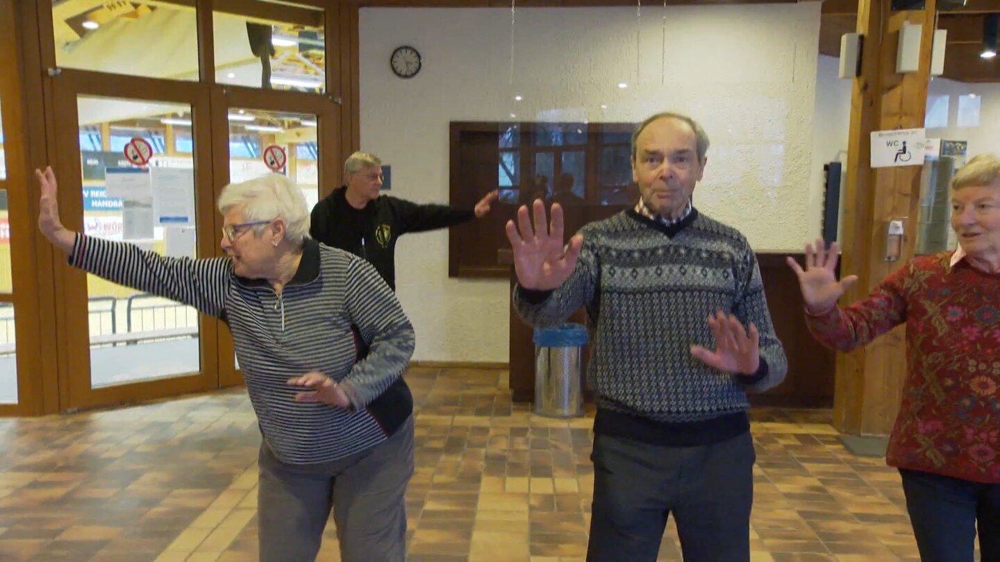 Alte Menschen trainieren zusammen in Turnhalle (Foto: SWR)