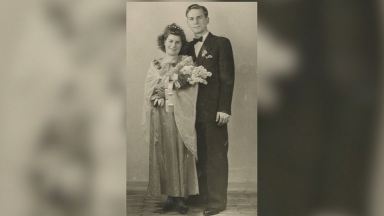 Altes Foto vor 75 Jahren. Das mittlerweile alte Ehepaar frisch verheiratet. 
