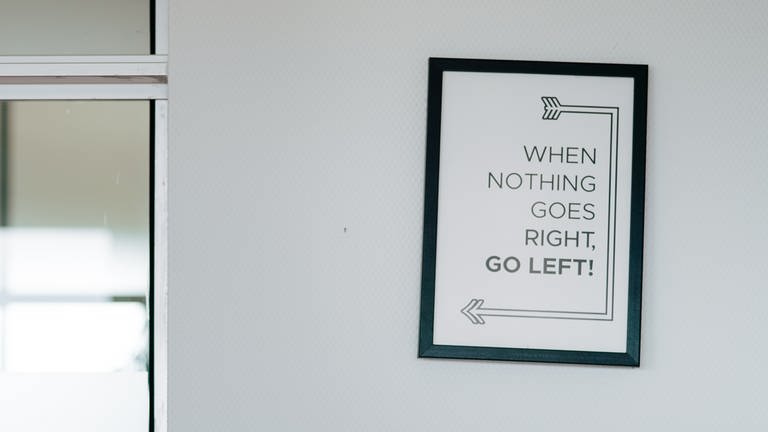 In Patricias Ergotherapie-Praxis hängt ein Bild mit der Aufschrift "When nothing goes right, go left!"