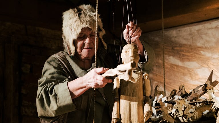 Puppenspielerin Helga Brehme mit einer ihrer selbstgemachten Marionetten