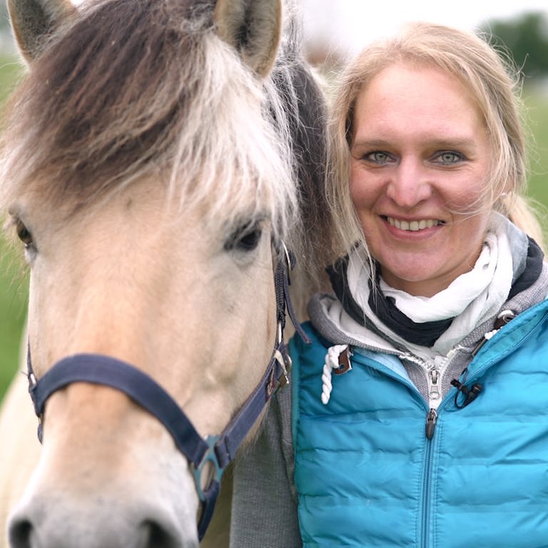 Reittherapeutin Ruth zusammen mit ihrem norwegischen Fjordpferd (Foto: SWR)