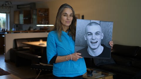 Zine hält ein Foto ihres verstorbenen Sohnes Marvin in den Händen (Foto: SWR)