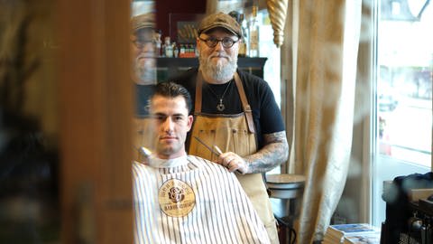 Ulis hat mit 51 noch eine Barber-Ausbildung gemacht (Foto: SWR)