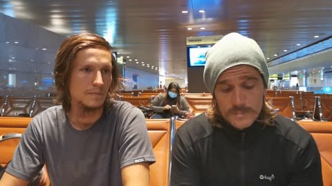 Julian und Nico warten am Flughafen auf den Weiterflug nach Deutschland (Foto: SWR)