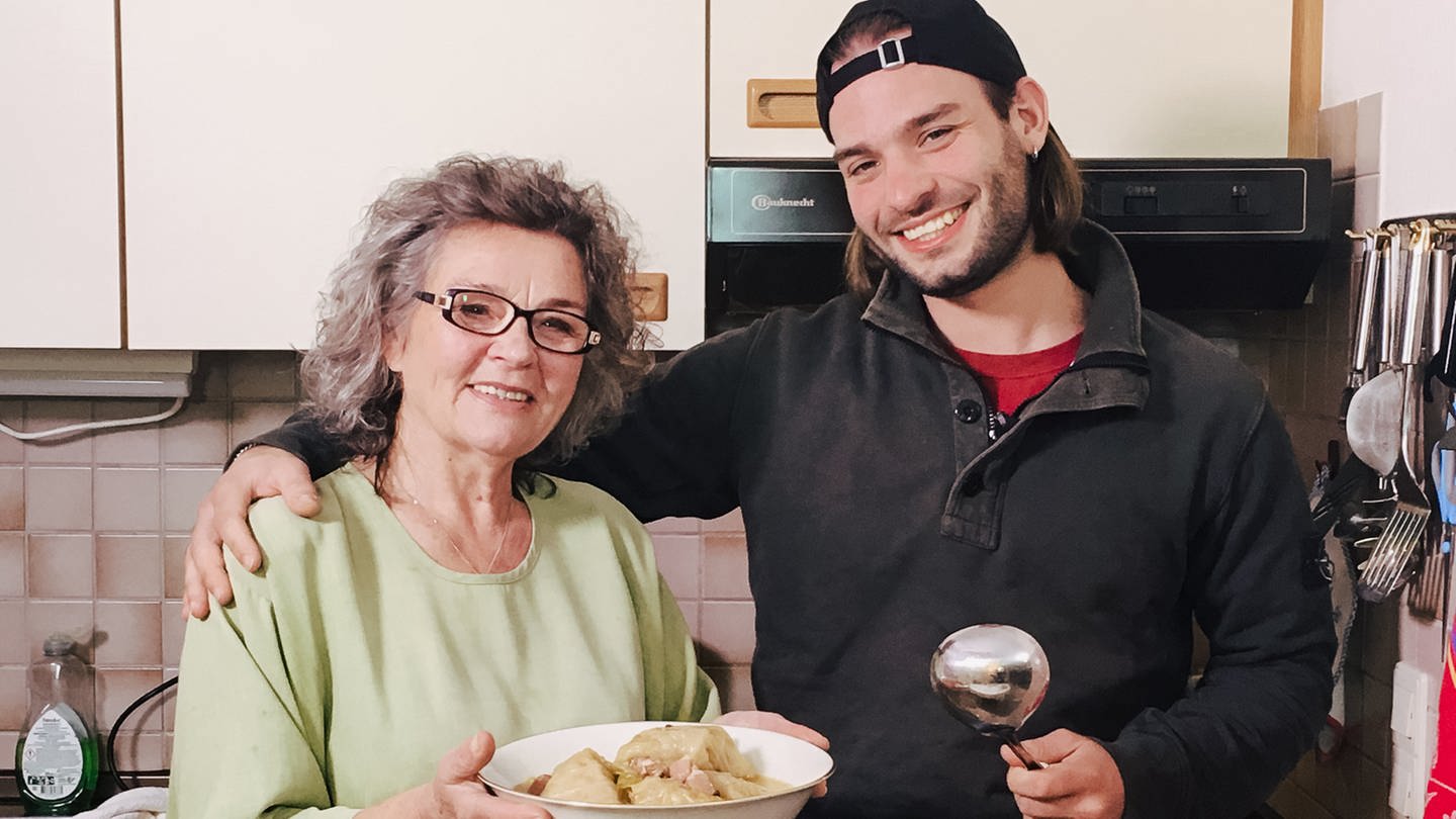 Oma und Enkel mit selbst gekochtem Sarma (Foto: SWR)