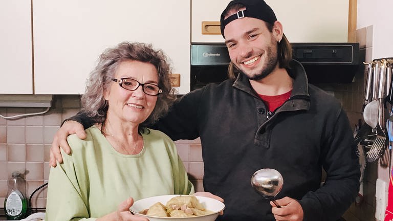 Oma und Enkel mit selbst gekochtem Sarma