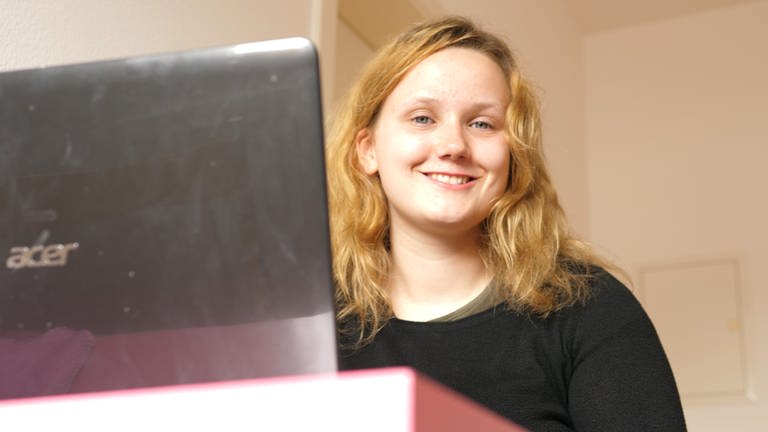 Rebecca - eine junge Frau sitzt vor Laptop (Foto: SWR)