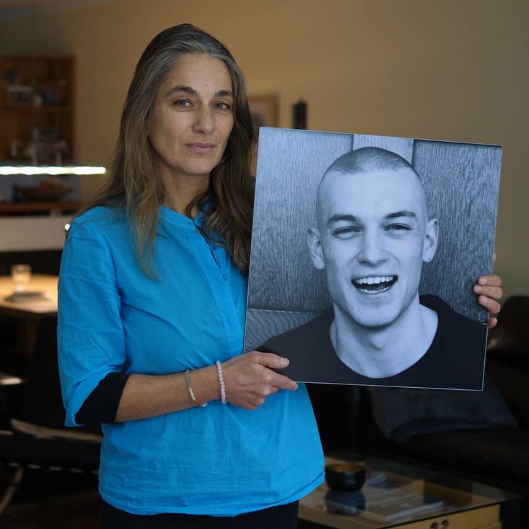 Zine hält ein Foto ihres verstorbenen Sohnes Marvin in den Händen (Foto: SWR)