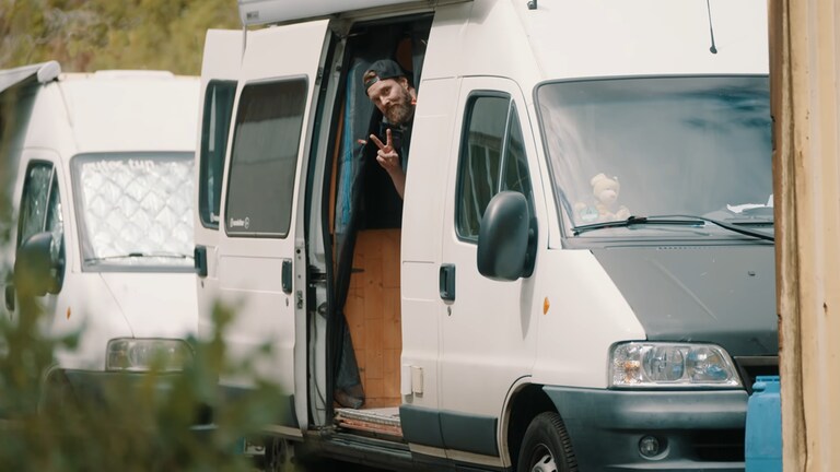 Chris aus Albstadt schaut aus der Tür seines Vans (Foto: Alena Seidel Fotografie )