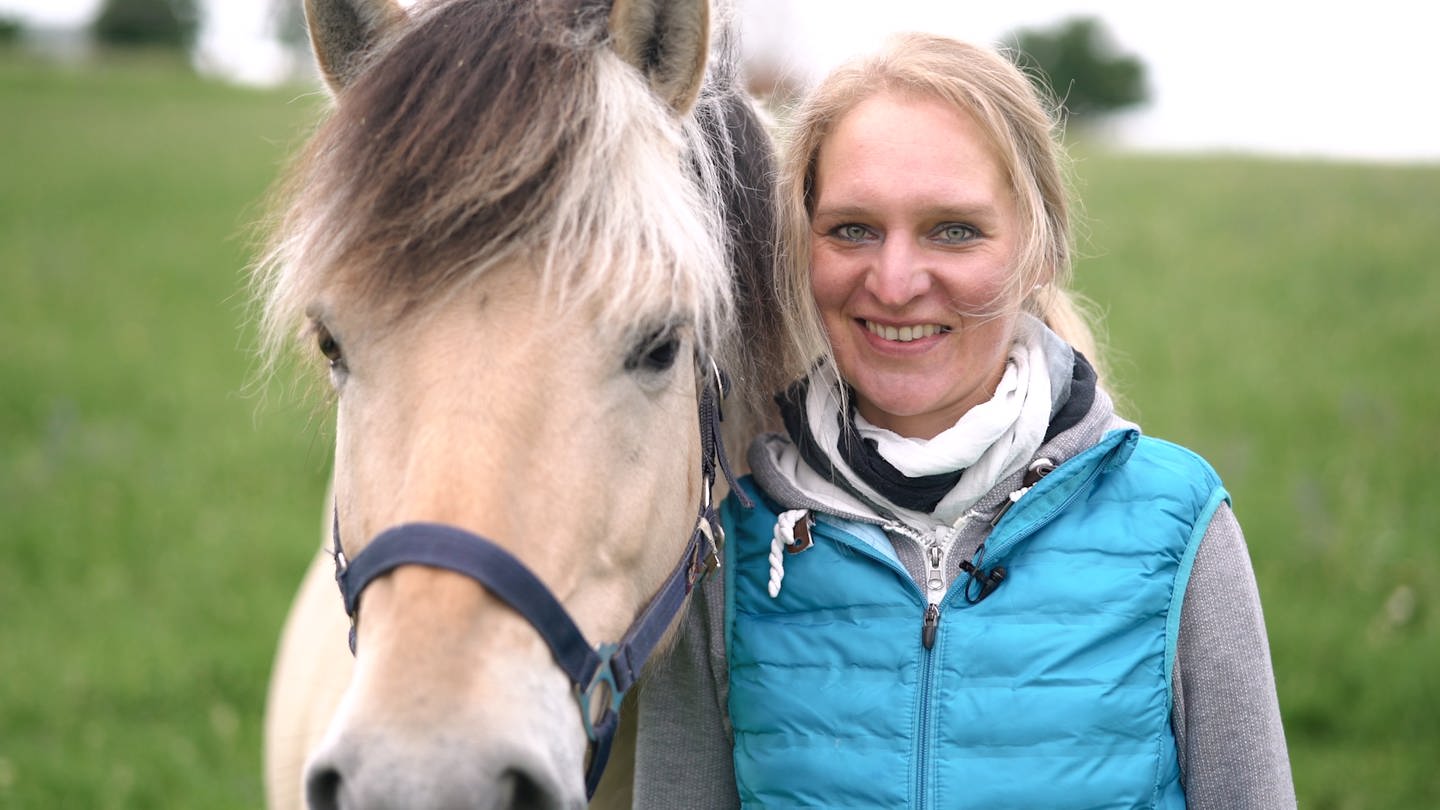 Reittherapeutin Ruth zusammen mit ihrem norwegischen Fjordpferd (Foto: SWR)