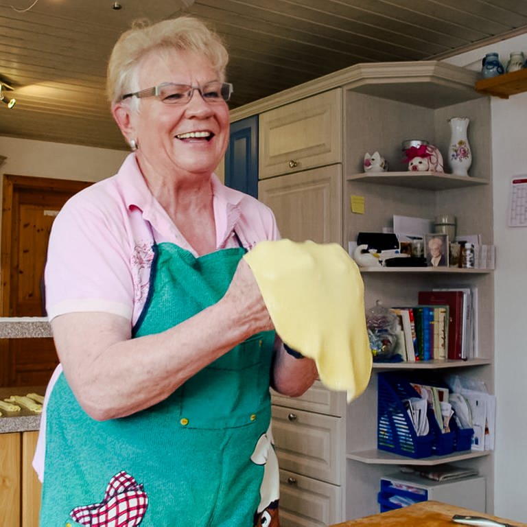 Oma Helga macht Strudeln-Teig (Foto: SWR)