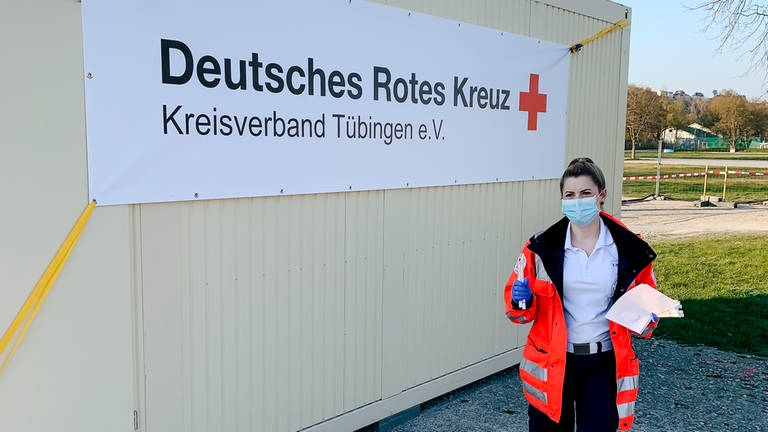 Verena vor der DRK Teststelle in Tübingen