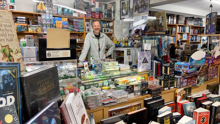 Glücklich hinter der Verkaufstheke: Comicladenbesitzer Dieter (Foto: SWR)