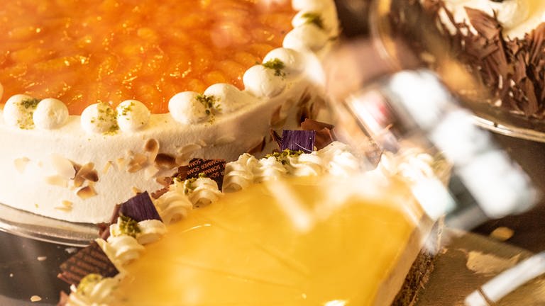 Torten und Kuchen stehen in einem Reutlinger Cafe (Foto: SWR)