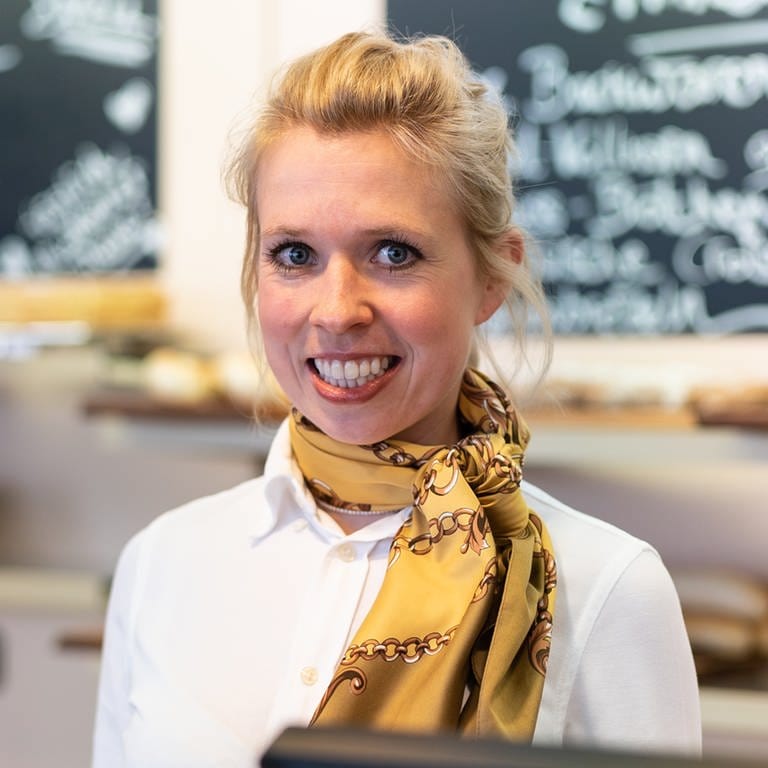 Frau steht in Cafe in Reutlingen, dass sie in vierter Generation führt