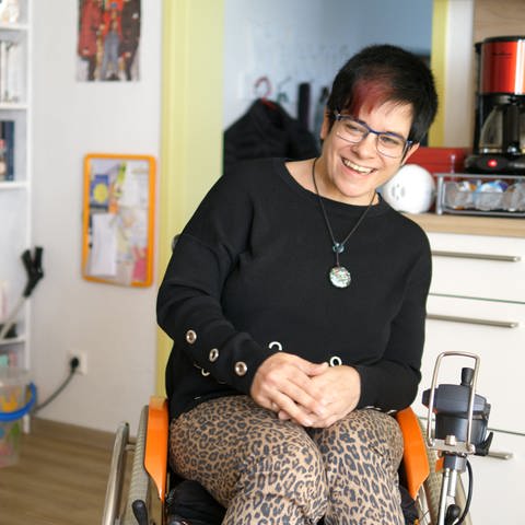 Nicole sitzt im Rollstuhl in Balingen und wünscht sich mehr Respekt (Foto: SWR)