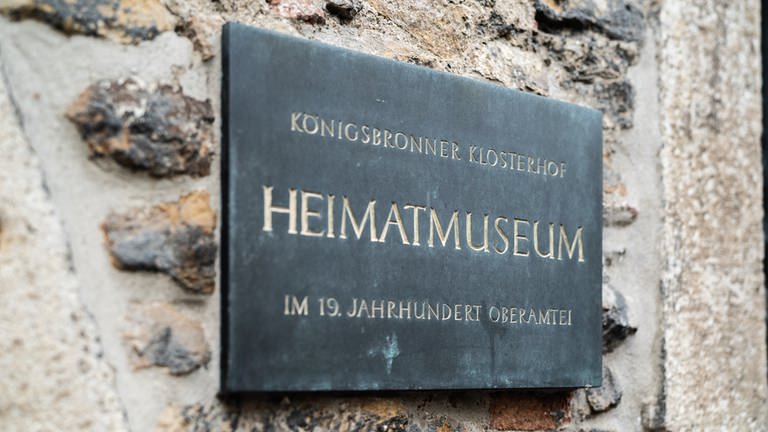 Schild am Eingang des Heimatmuseums in Reutlingen, das im Königsbronner Klosterhof beherbergt ist (Foto: SWR)