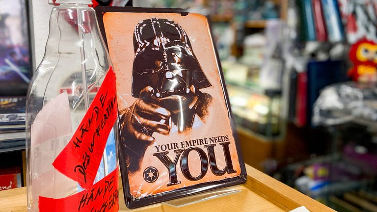 Darth-Vader-Tafel mit dem Schriftzug: Your Empire Needs You (Foto: SWR)