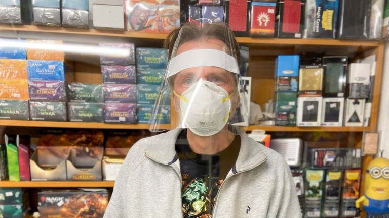 Comicladenbesitzer Dieter mit Mund- und Gesichtsschutz