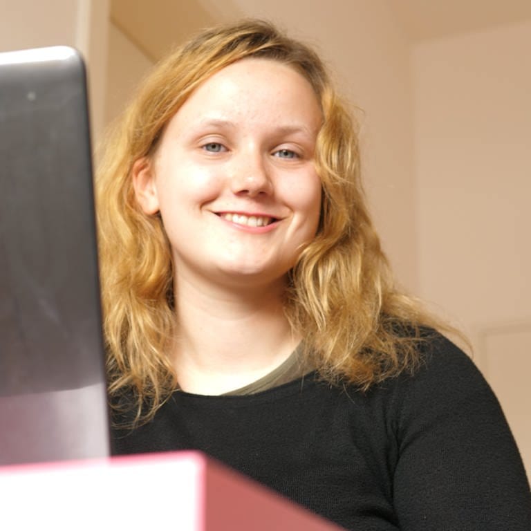 Rebecca - eine junge Frau sitzt vor Laptop (Foto: SWR)