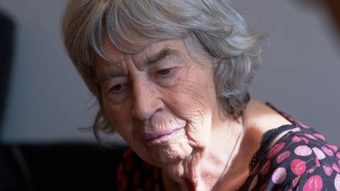 Portrait - ältere Frau mit grauen Haaren (Foto: SWR)
