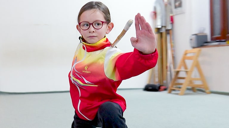 Pauline ist 10 Jahre und ein Kung Fu Talent. Sie trainiert in Tübingen und war für einen Talentwettbewerb in China.  (Foto: SWR)