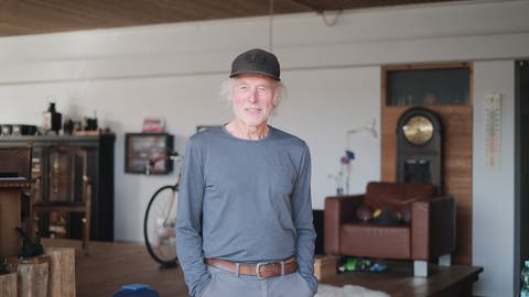 Älterer Mann mit T-Shirt und Mütze (Foto: SWR)