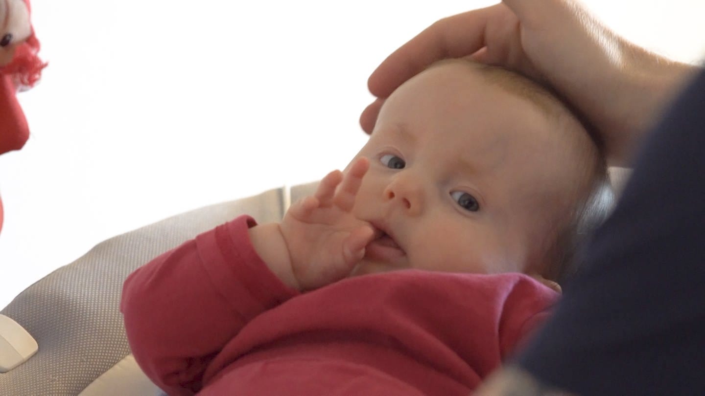 Neugeborenes Baby mit Trisomie 18 (Foto: SWR)