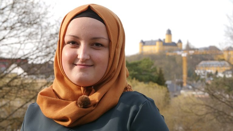 Merve, eine junge Muslima mit orangefarbenem Kopftuch in der Einrichtung für Menschen mit geistiger oder körperlicher Beeinträchtigung. (Foto: SWR)