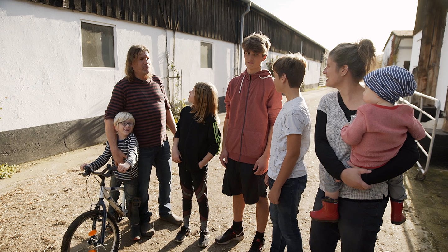 Peter und Kiki leben mit ihren fünf Kindern auf einem traumhaften Bauernhof (Foto: SWR)