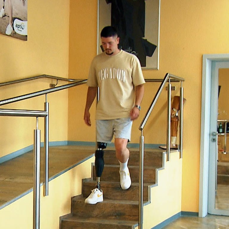 Junger Mann in Trainingsraum mit Beinprothese