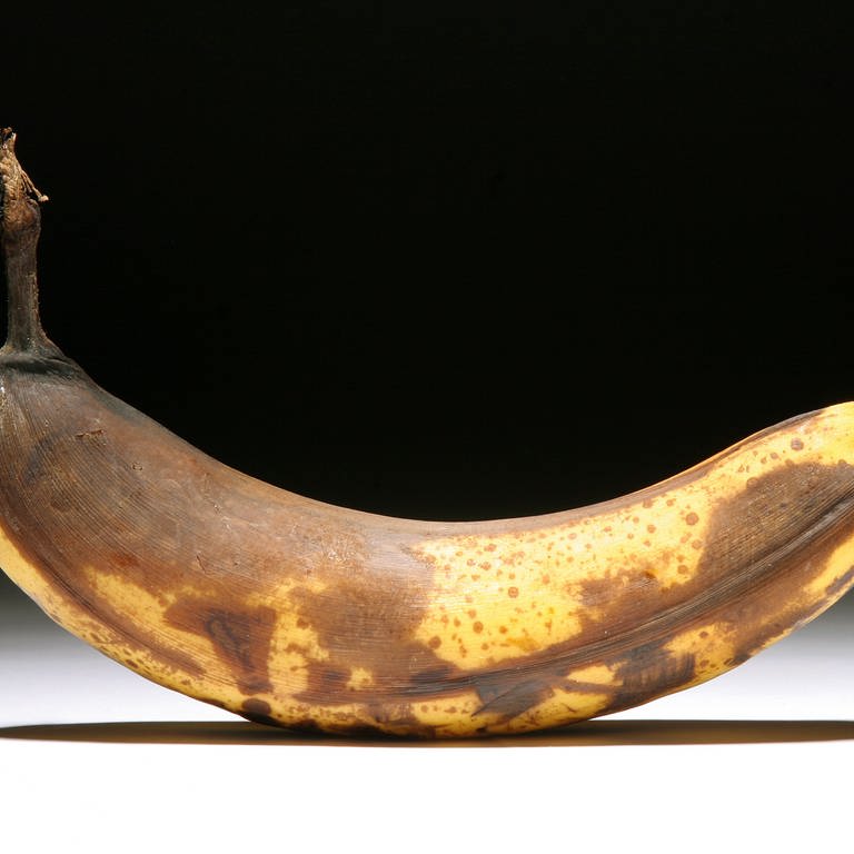 Banane mit braunen Verfärbungen (Foto: dpa Bildfunk, Picture Alliance)