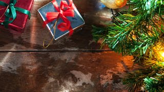 Weihnachtsgeschenke und ein Weihnachtsbaum mit Kugeln (Foto: Colourbox)